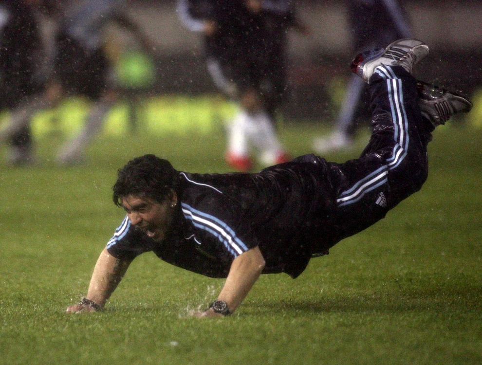 
    Lui Maradona îi plăcea să facă spectacol în fiecare momentFOTO: EPA  