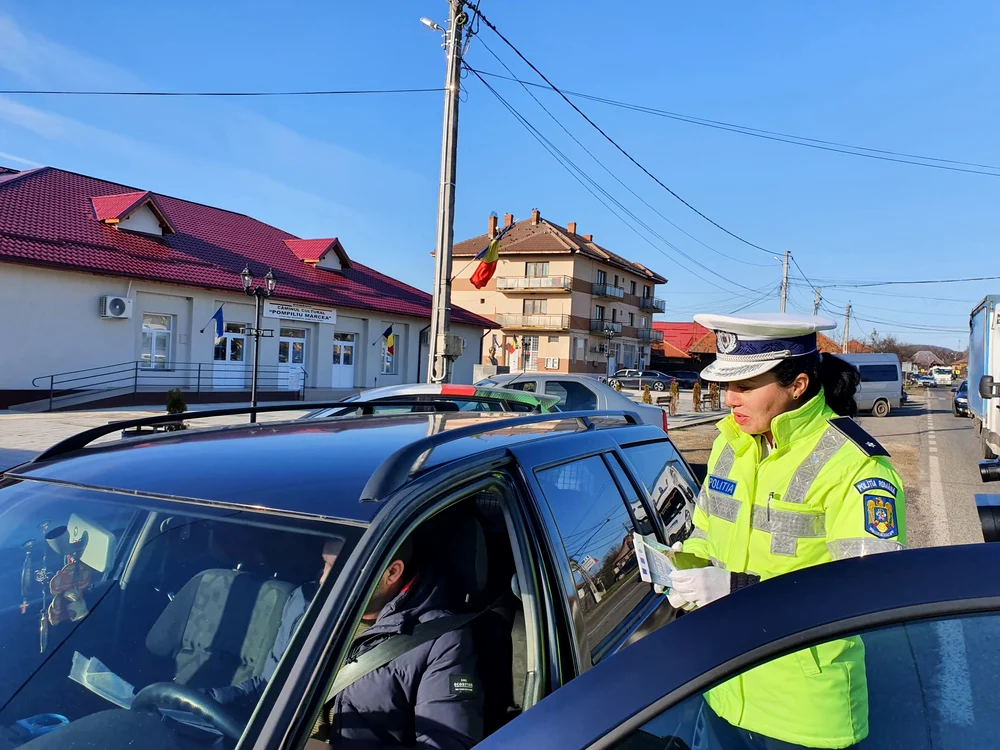 Conducătorii auto au primit de la polițiști căști bluetooth Foto: Poliția Gorj