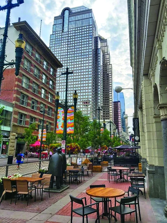 Calgary downtown: la o cafea, la colţ de stradă
