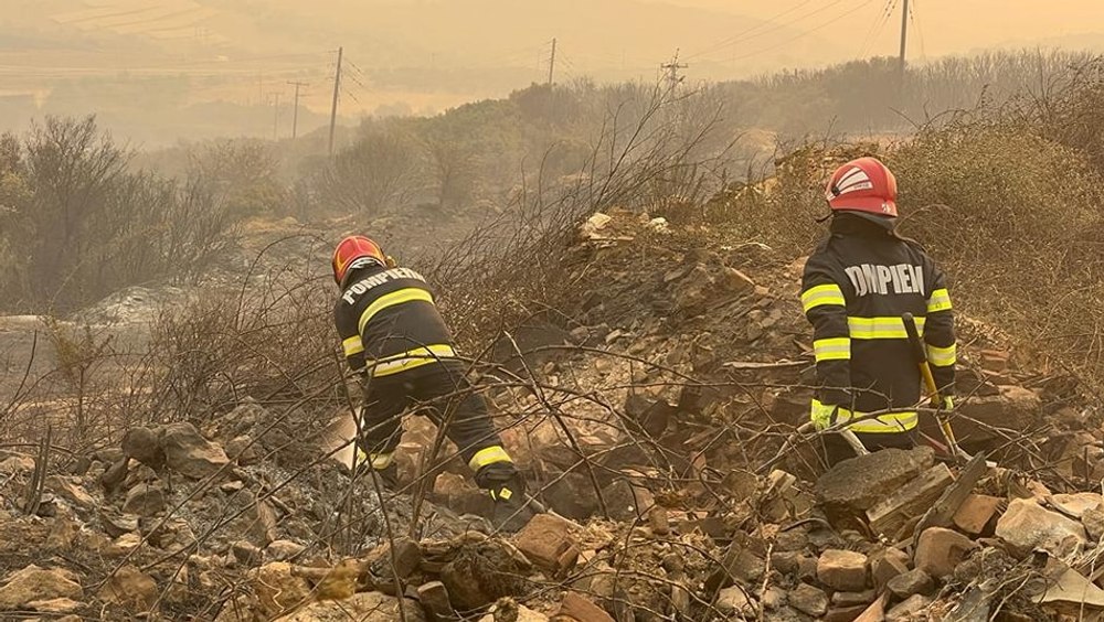  Pompierii români acționează în Grecia pentru stingerea unui incendiu în Alexandroupolis