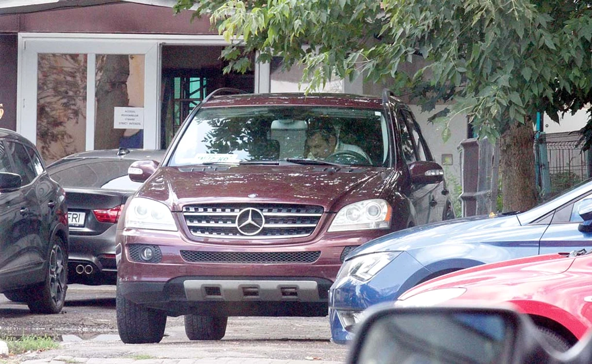 
    Acesta este Mercedesul  cu numere de SUA  pe care solistul  îl conduce  prin Capitală,   