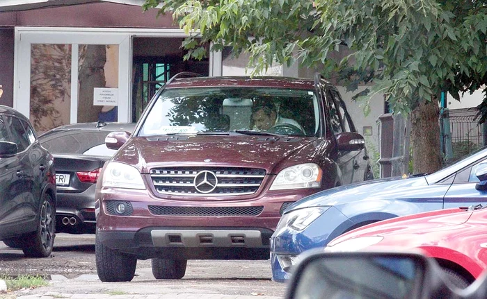 Acesta este Mercedesul cu numere de SUA pe care solistul îl conduce prin Capitală,