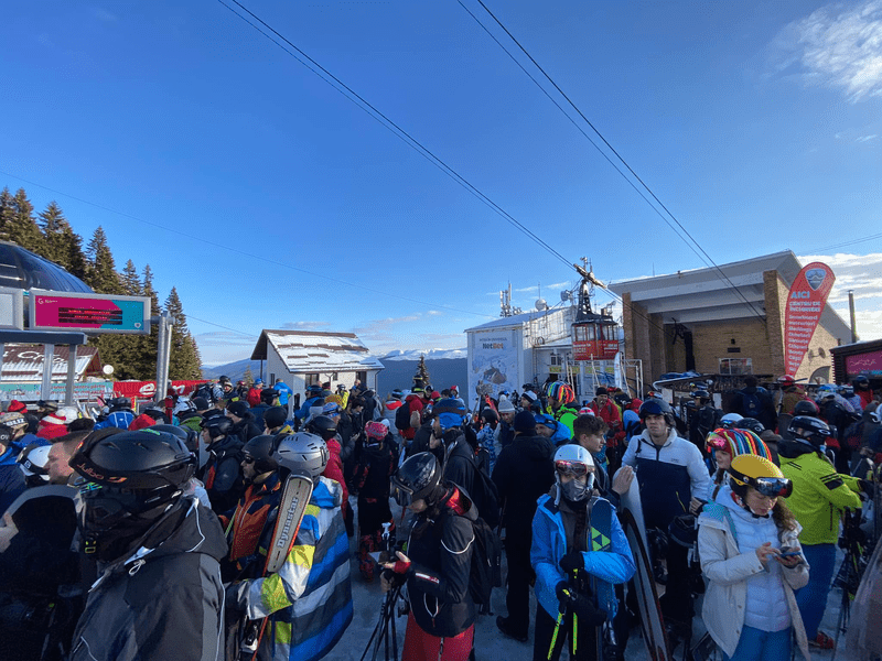 Aproape 3.500 de turişti au urcat pe munte, la Sinaia. Cozi la transportul pe cablu