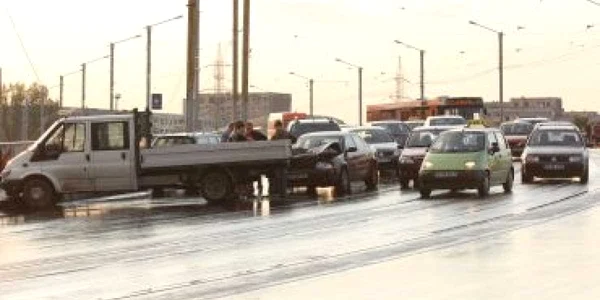 Iaşi: Accident auto spectaculos pe pasarela Alexandru cel Bun