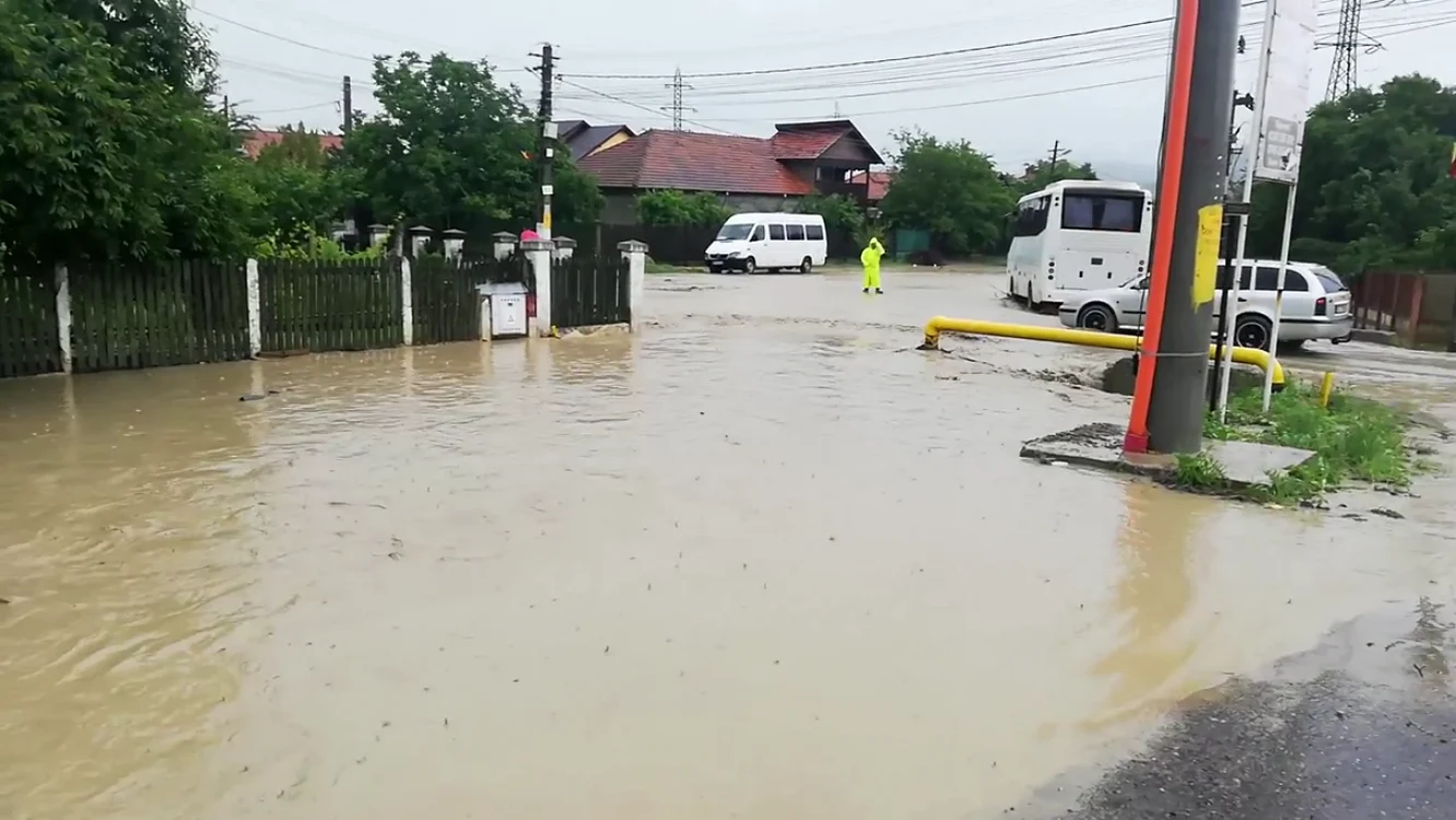 O stradă din Berca este sub apă