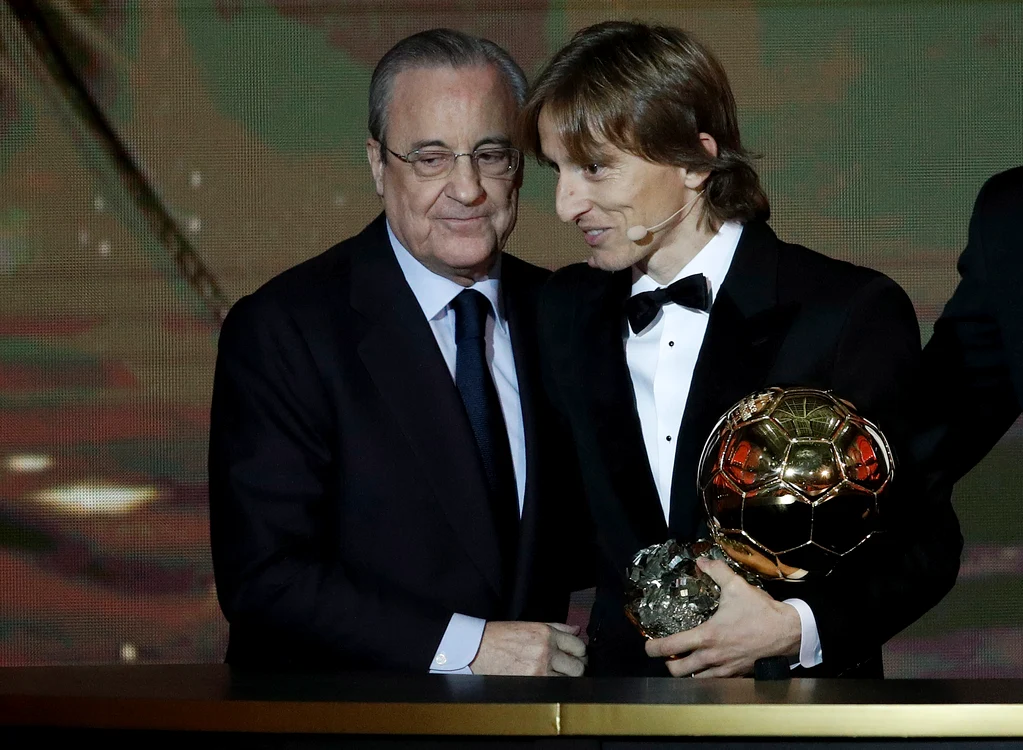 Luka Modric, alături de președintele Real Madrid, Florentino Perez