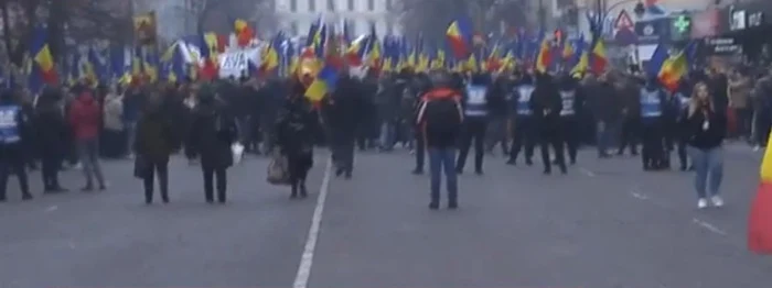 Aproximativ 2.000 de persoane participă la protestul neautorizat de la Iaşi. Foto: captură video