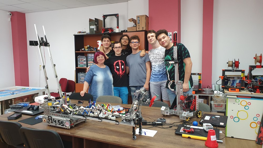 Echipa de robotică care a devenit un fenomen în educație. Șase liceeni susțin lecții demonstrative cu roboți în fața a mii de copii