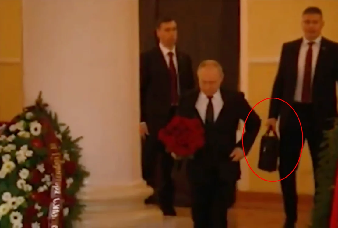 Valiza se află mereu în apropierea lui Putin