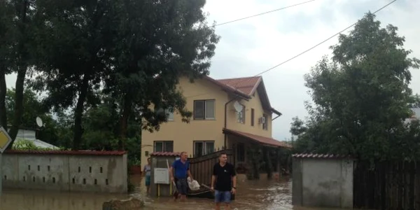 Zeci de case din Motoci sunt sub ape 