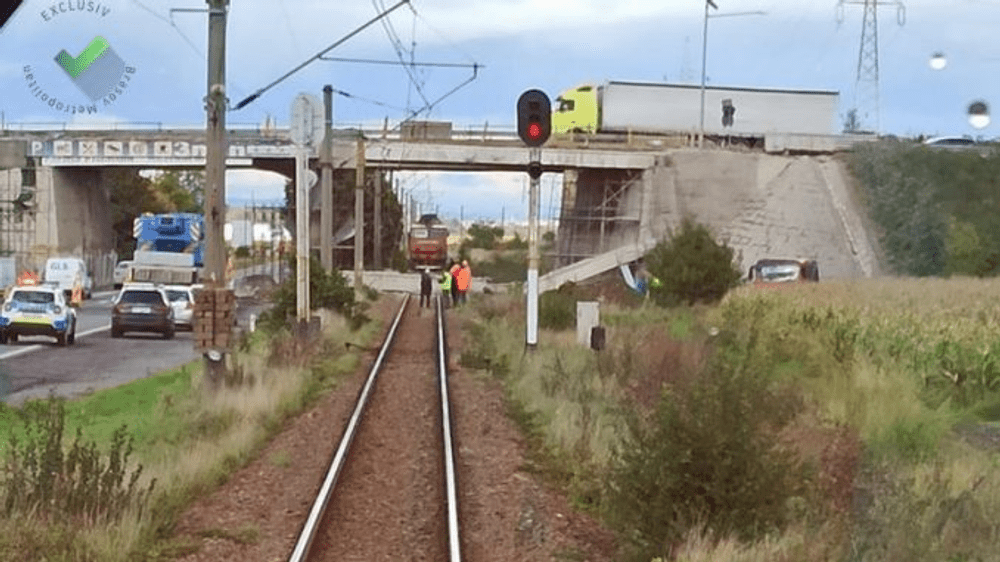 Grindă căzută în fața unui tren, pe calea ferată. Drumarii executau lucrări la un pod