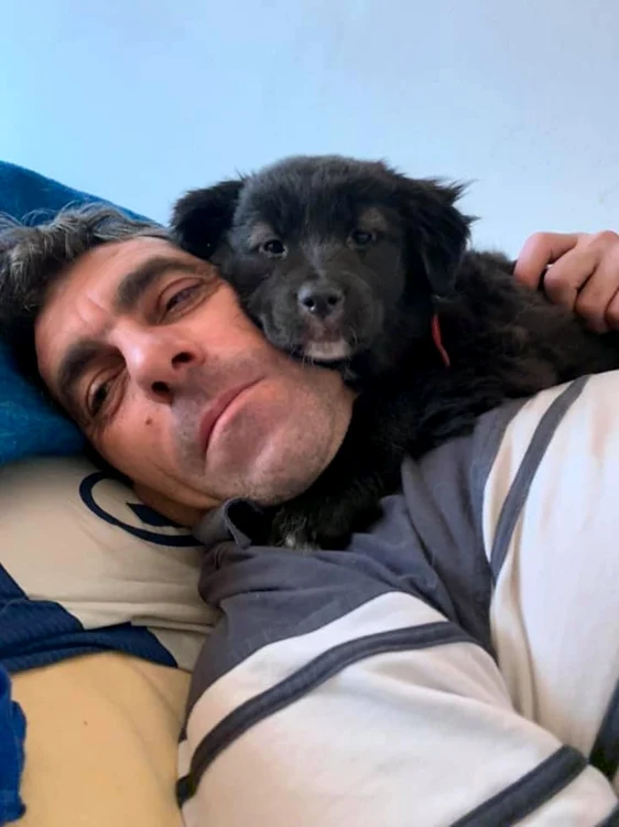 Valerică Băeat, pacientul decedat la 51 ani, era un mare iubitor de animale, pe care le salva împreună cu soţia FOTO: Facebook/ Lumy Băeat