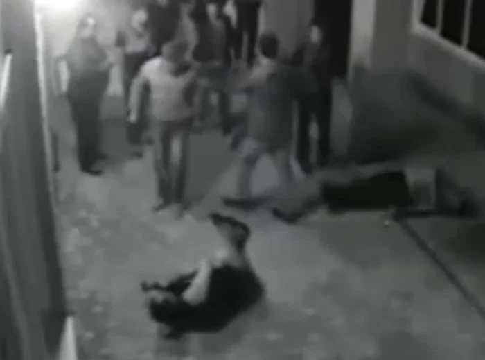 
    Mafioții scandalagii au rămas lați la pământ după croșeele boxeruluiFoto: Captură YouTube  