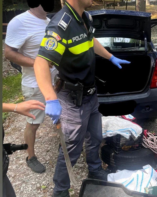 Maceta descoperită în maşina lui George Ungureanu. Foto: Instagram Mihai Zmărăndescu