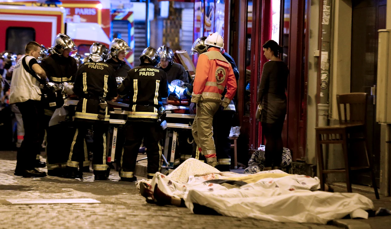 
    Atentatele din Paris au făcut peste 132 de victimefoto: AP  