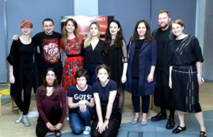 Ioana Goga (narator), Leo Bacica (regizor), Elena Harding (Lawyer), Elena Vasilache (Man), Maria Balasoiu (Woman), Magda Stroe (director ICR Londra); gazdele de la Institutul Finlandez. Pe randul de jos: Andreea Paduraru (Priest), Maria Alexe (Dog), Beatrice Ragea (Laika)