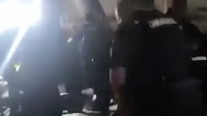 Suporterii Petrolul s-au luat la bătaie cu jandarmii după meciul cu FC Botoșani FOTO Captură video
