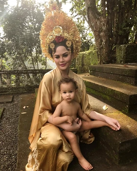 luna chrissy teigen vacanta bali png