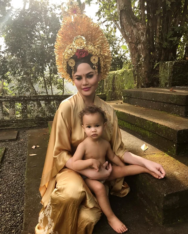luna chrissy teigen vacanta bali png