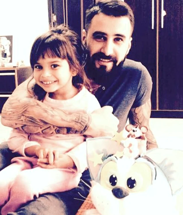 Micuţa Serena a împlinit 3 ani, iar tatăl ei, Mihai, i-a adus un tort-căţel