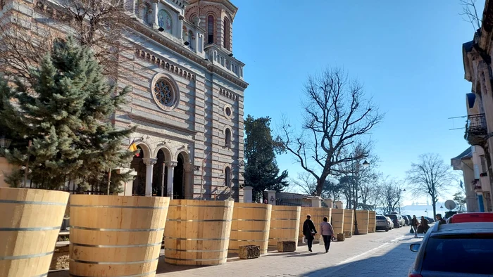 Butoaiele pregătite în fața Catedralei din Constanța FOTO: Primăria Constanța