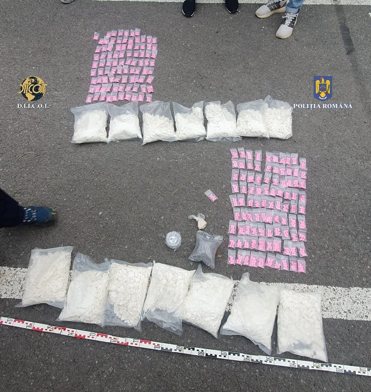 Captura droguri, ascunse în roata de rezervă, la Cluj - Foto DIICOT