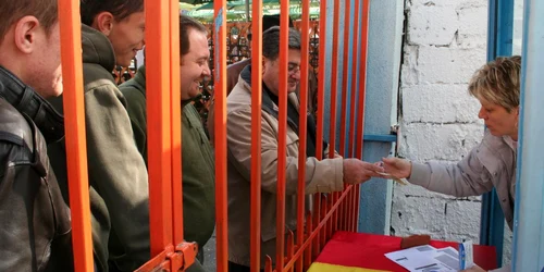 Mii de suporteri s-au îmbulzit la poarta stadiuonului pentru a cumpăra bilete la meciul de marţi