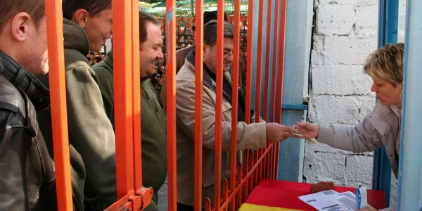 Mii de suporteri s-au îmbulzit la poarta stadiuonului pentru a cumpăra bilete la meciul de marţi