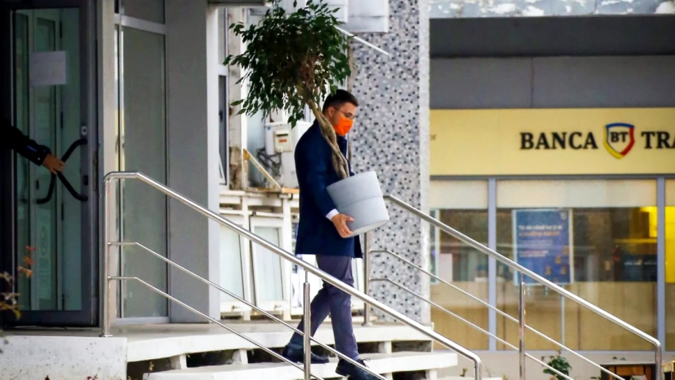 Viceprimarul Bacăului, Cristian Ghingeş, a fost evacuat de primar din sediul Primăriei FOTO pagina personală/Facebook