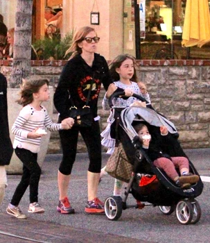 Exclusive    Isla Fisher Takes Her Kids To The Santa House At The Grove jpeg