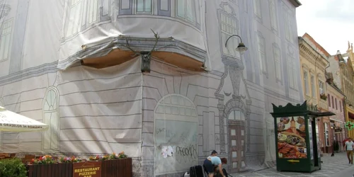 Clădirea stă de trei ani acoperită cu o prelată