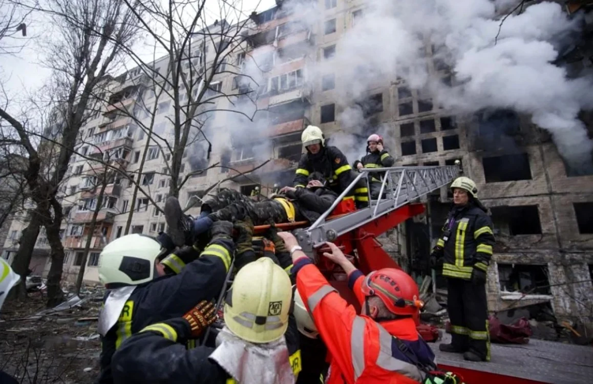 Bloc de 9 etaje distrus la Kiev foto Profimedia