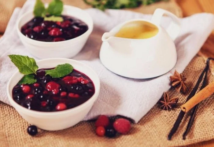 Toata dulceaţa şi aroma fructelor de padure se regaseste in acest desert.