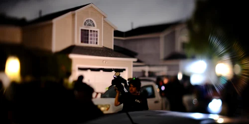 Poliție și agenți FBI la locuința lui Cole Tomas Allen din Torrance, California FOTO profimedia jpg