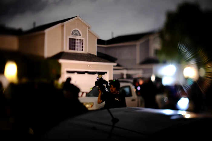 Poliție și agenți FBI la locuința lui Cole Tomas Allen din Torrance, California FOTO profimedia