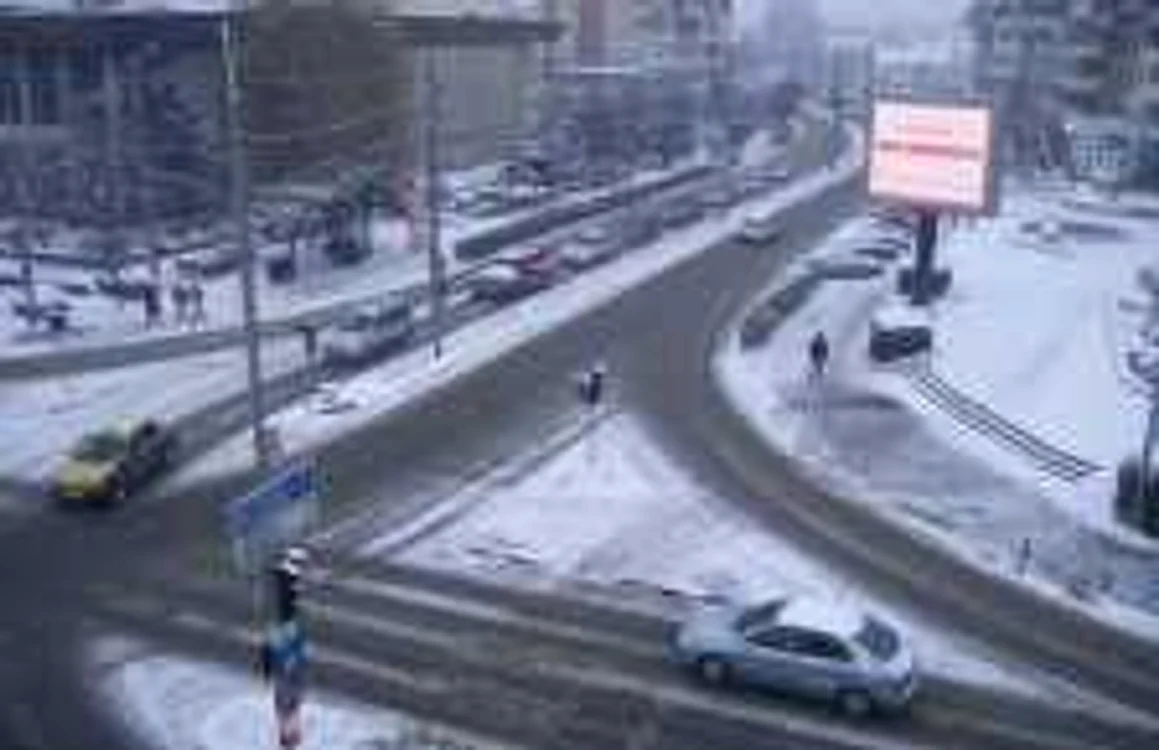 În municipiu ninge şi la această oră, iar temperatura înregistrează 4 grade Celsius