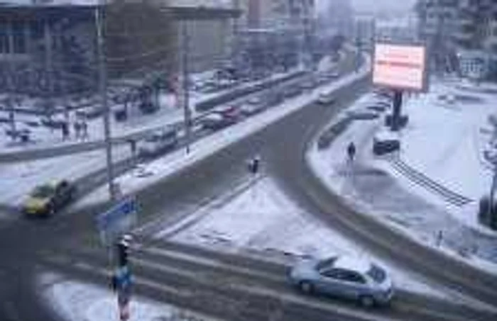 În municipiu ninge şi la această oră, iar temperatura înregistrează 4 grade Celsius