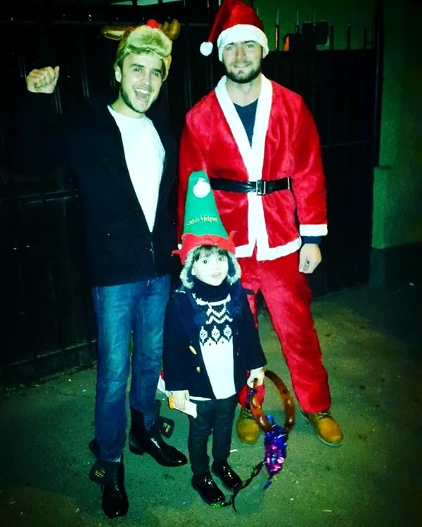 Artistul şi băieţelul lui au colindat de Crăciun