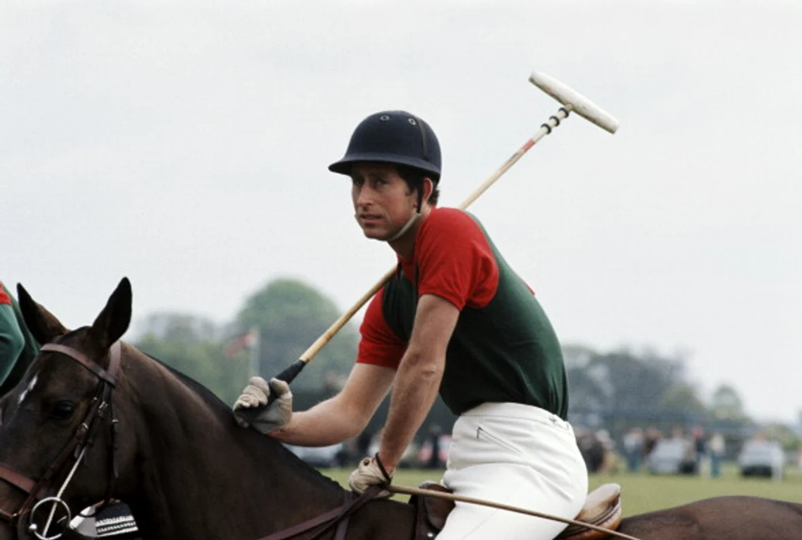 Prințul Charles, în tinerețe, jucând polo. FOTO: Profimedia