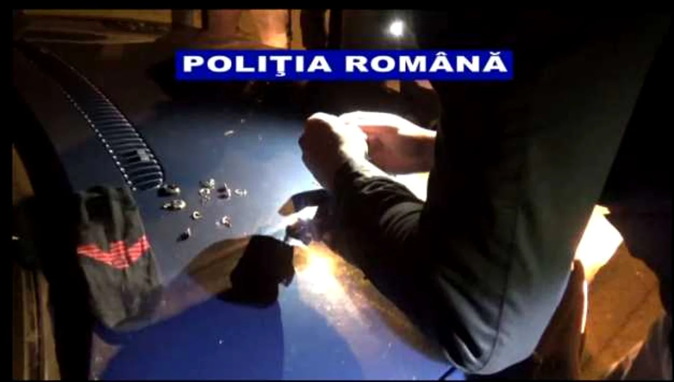 Poliţiştii scot dintr-o şosetă  aparţinând unuia dintre suspecţii de furt o parte din bijuteriile furate Foto: captură video IPJ Galaţi
