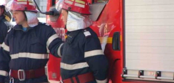 Târgu-Jiu: Incendiu la un café-bar de lângă Piaţa Mică