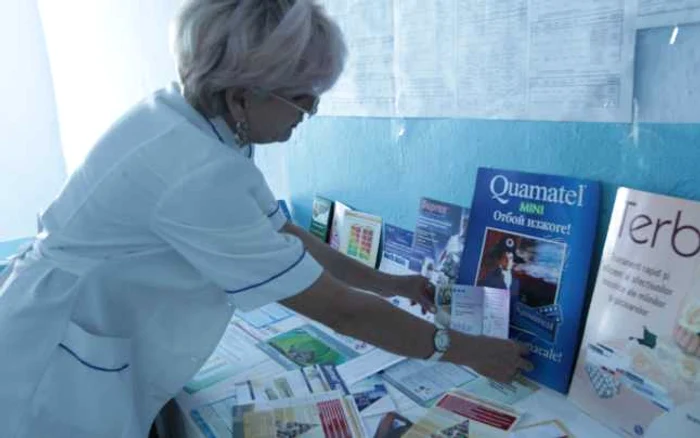 Plasarea pliantelor în locuri vizibile e o altă metodă de promovare a medicamentelor FOTO: Tudor Iovu