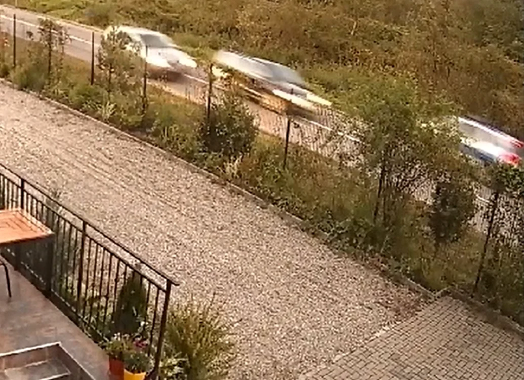 Manevră criminală a unui sibian la un pas să spulbere o mașină de poliție pe contrasens Captură vide