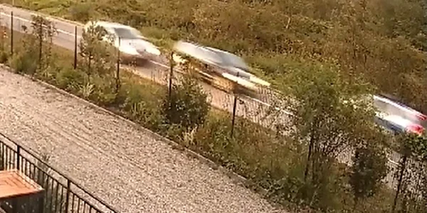Manevră criminală a unui sibian la un pas să spulbere o mașină de poliție pe contrasens Captură video