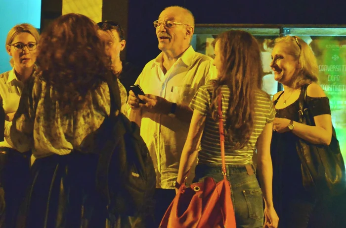 Victor Rebengiuc, înconjurat de actorii din distribuția spectacolului Ivanov, de la Teatrul Bulandrafoto: Alex Muscaliu