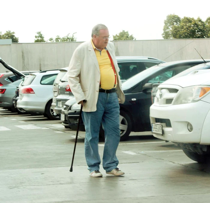 
    2016: De nerecunoscut!  Dan Matei Agathon  s-a îngrăşat enorm,  e plin de riduri şi  merge în baston   