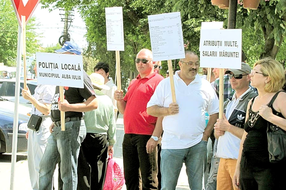 Poliţiştii au dovedit cu fluturaşii că au salarii de mizerie