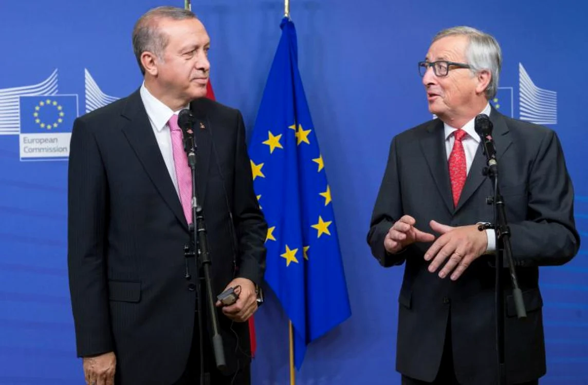 Discuţie între preşedintele turc Recep Tayyip Erdogan (stânga) şi preşedintele Comisiei Europene Jean- Claude Juncker (dreapta) FOTO euractiv.com
