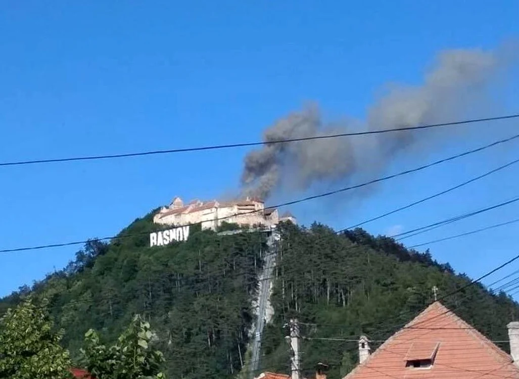 
    Incendiu la acoperișul Cetății RâșnovFoto News.ro  