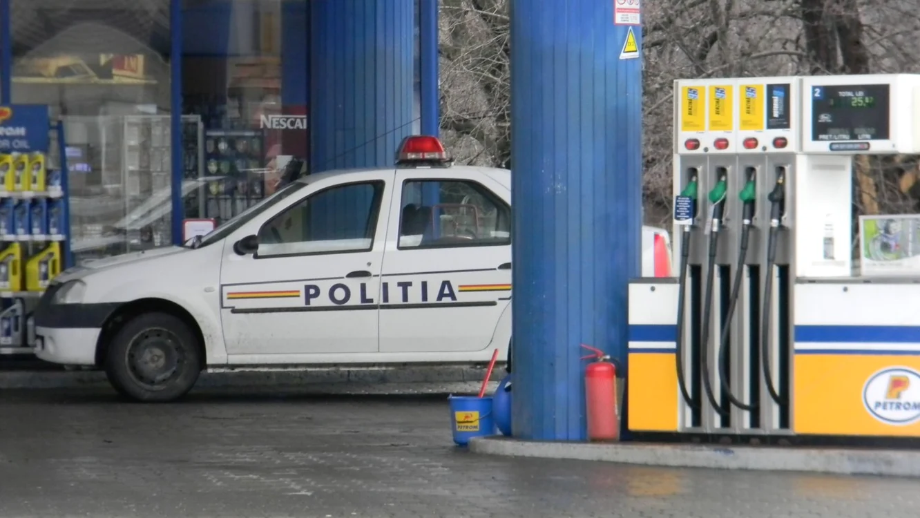 Poliţiştii iau inregistrarile video de la toate benzinăriile din oraş